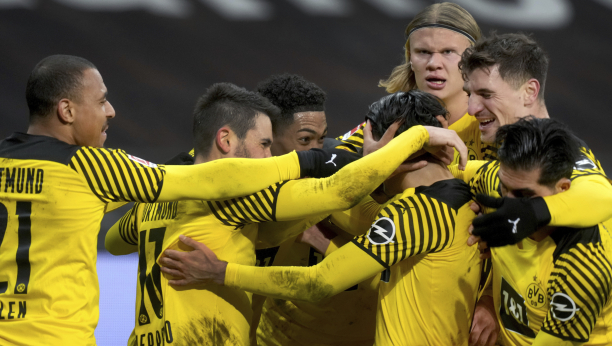 SPEKTAKL U FRANKFURTU! Kostić nameštao, Dortmund se vratio posle 0:2 i pobedio!