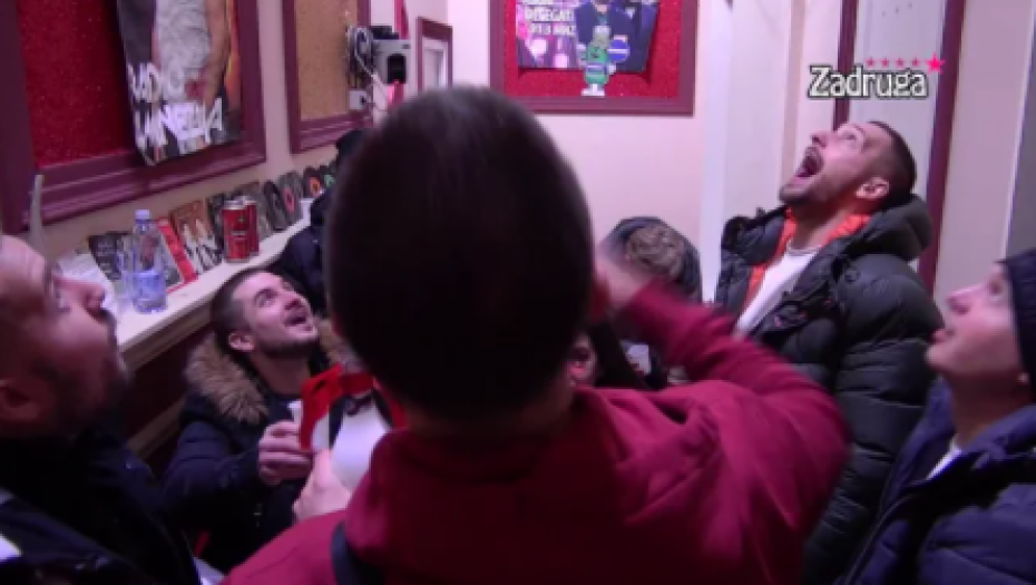 PRODUKCIJA NAPRAVILA PRESEDAN! Stiglo nesvakidašnje iznenađenje u rijaliti, zadrugari ostali bez teksta, a on se najviše oduševio!