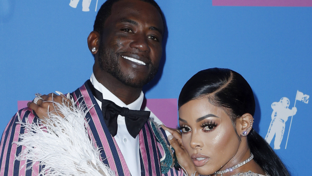 PRAVA SIĆA! Poznati pevač poklonio supruzi milion dolara za rođendan i to u kešu, a njena reakcija je tek nesvakidašnja!