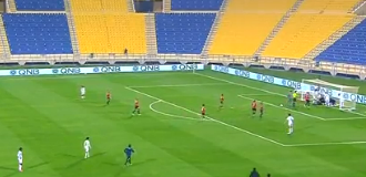 UMALO JOŠ JEDNA FUDBALSKA TRAGEDIJA! Kulibali se srušio na travu i počeo da se trese, odmah dotrčao lekarski tim! (UZNEMIRUJUĆI VIDEO)