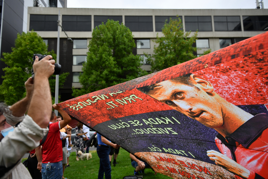 SVI SU UZ NOVAKA Stigla i pravoslavna braća da podrže Đokovića, odmah se uhvatili u kolo (FOTO, VIDEO)