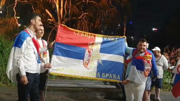 SVI SU UZ NOVAKA Stigla i pravoslavna braća da podrže Đokovića, odmah se uhvatili u kolo (FOTO, VIDEO)
