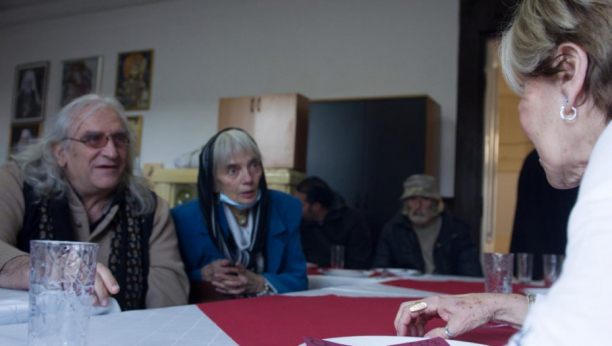 DOLAZI NA ŠTAKAMA I VEOMA JE... Progovorili korisnici dobrotvorne kuhinje u kojoj se hrani naša poznata glumica i otkrili kakva je ona zapravo!