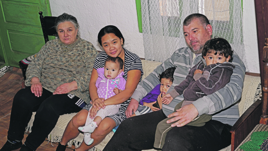 FILIPINKA POSTALA PRAVA ŠUMADINKA Resil i Nebojša Marinković, iz Đurđeva kod Rače, proslavljaju oba Božića