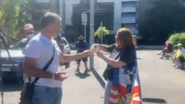 PIJE SE RAKIJA I ČEKA SE ODLUKA O NOVAKU! Srbi ponovo briljiraju u Melburnu, prolaznici oduševljeni! (VIDEO)