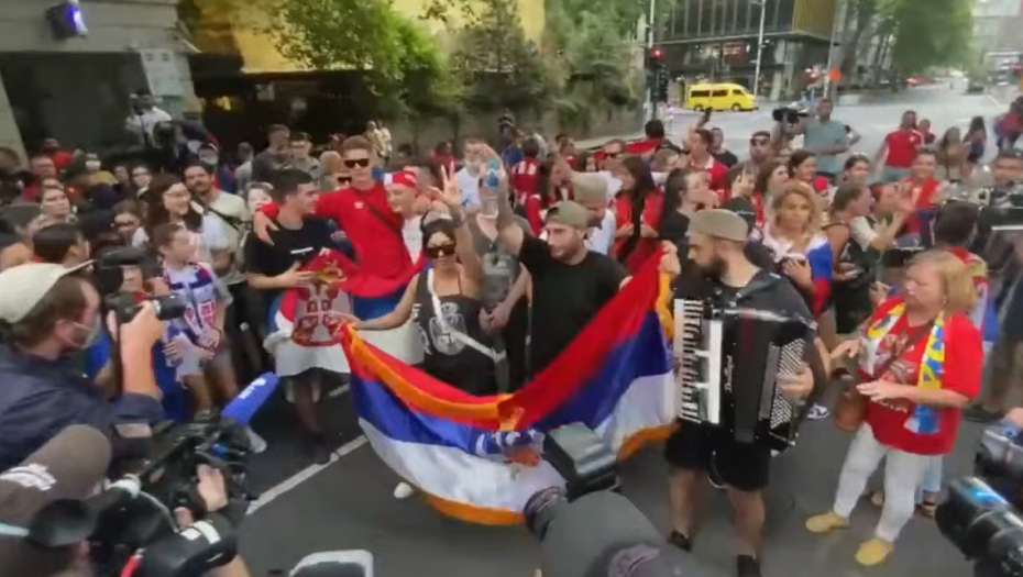 DRAMA U AUSTRALIJI! Novak izašao iz smeštaja, policija se sukobila sa srpskim navijačima!