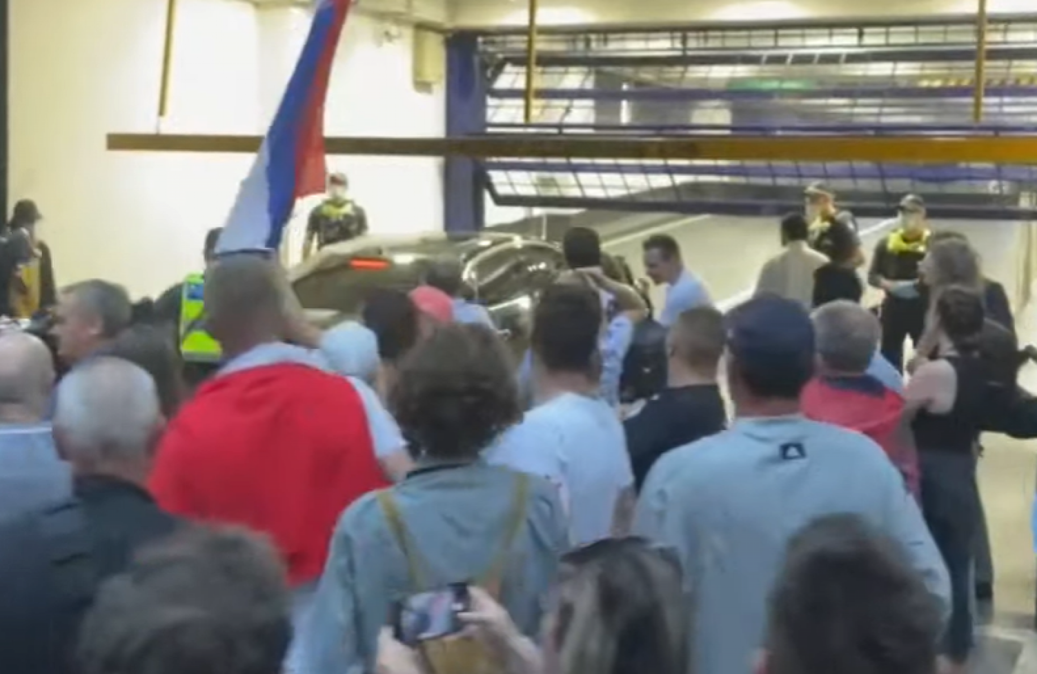 DRAMA U AUSTRALIJI! Novak izašao iz smeštaja, policija se sukobila sa srpskim navijačima!