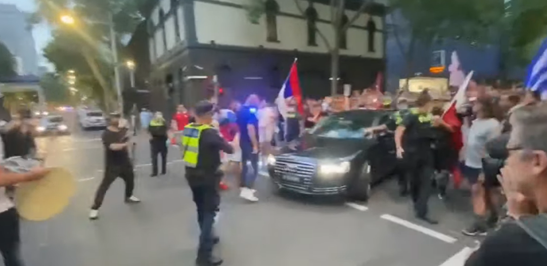 ĐOKOVIĆ NAPUSTIO SMEŠTAJ? Haos na ulicama Melburna, srpski navijači se sukobili sa policijom! (VIDEO)