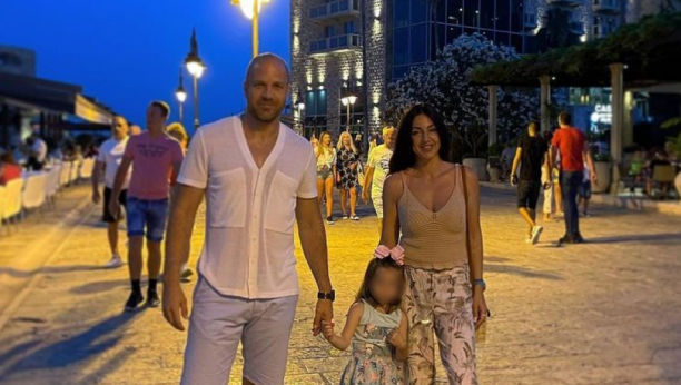 SMUVALI SE NA FARMI, A BURNA VEZA PUNILA JE TABLOIDE! Ovako danas izgleda bivši dečko Kaće Živković, Bane je doživeo neviđenu transformaciju!