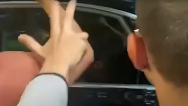 ALO! U MELBURNU - SNIMAK NOVAKA ĐOKOVIĆA IZ AUTOMOBILA?! Srbi opkolili auto uz pokliče "Nole mi te volimo"! (VIDEO)