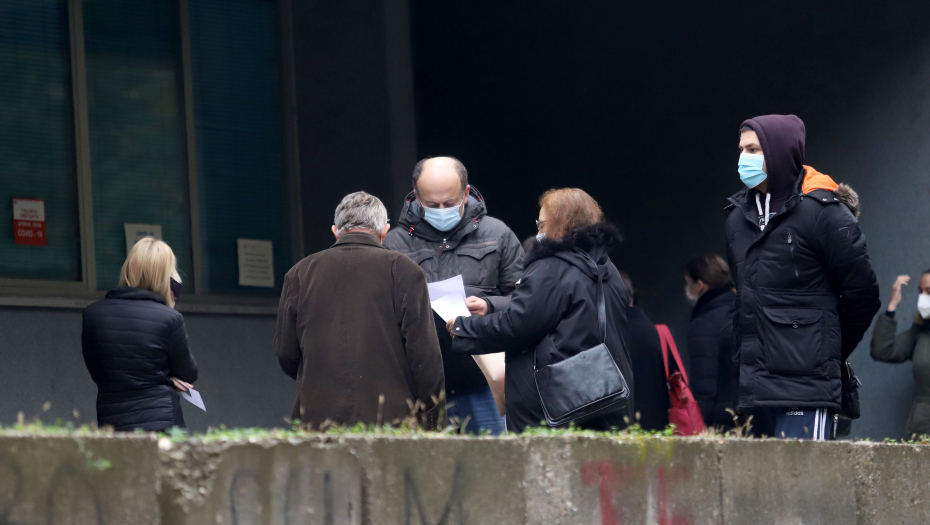 VIŠE OD SEDAM SATI ČEKANJA NA DEBELOM MINUSU Kilometarski redovi ispred kovid ambulanti,  ni u privatnim ustanovama nije bolja situacija