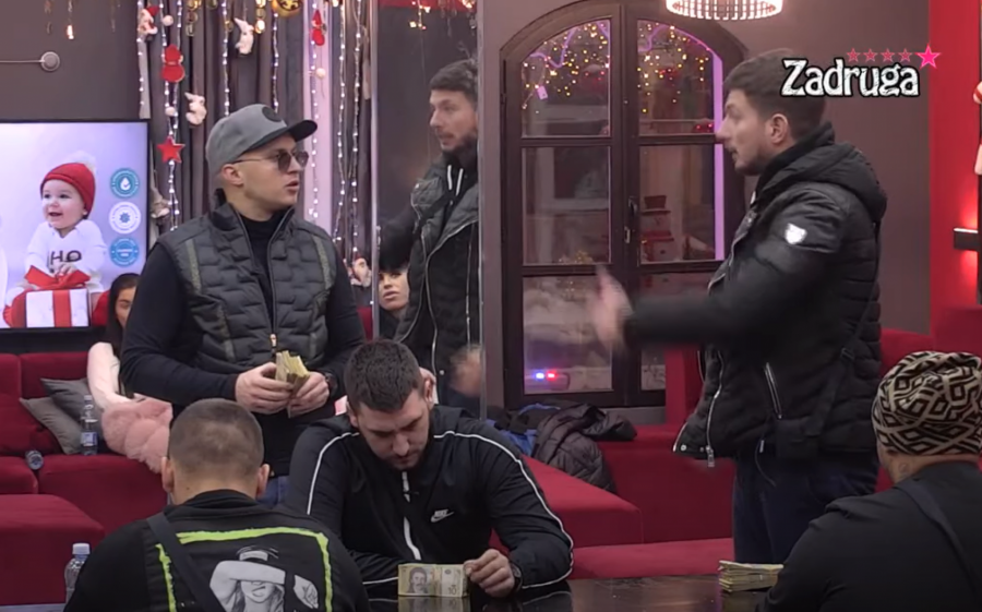 OPŠTI HAOS ZA CRNIM STOLOM! Mihić naveo imena devojaka koje se bave najstarijim zanatom, pa potkačio Zolu, ne prestaje da urla!