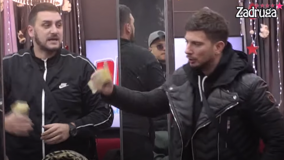 OPŠTI HAOS ZA CRNIM STOLOM! Mihić naveo imena devojaka koje se bave najstarijim zanatom, pa potkačio Zolu, ne prestaje da urla!