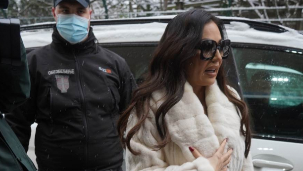 ZAPEVALA U PRAZNOJ KAFANI OVAJ HIT, A ONDA SE DESIO ŠOK! Nikad ispričana priča Cece Ražnatović, pevačica otkrila nepoznate detalje iz svog života!