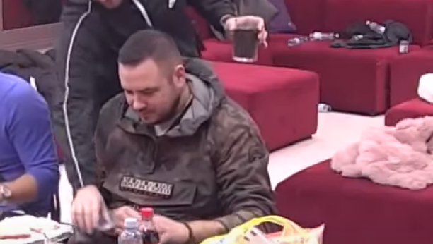 HOĆE DA GA KUPI SITNICAMA! Ana poslala Caru čokoladu, pa mu poručila sledeće, a on se istopio od sreće!