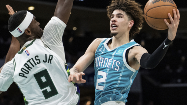 ŠAMPION U KRIZI Embid pokorio Hjuston!