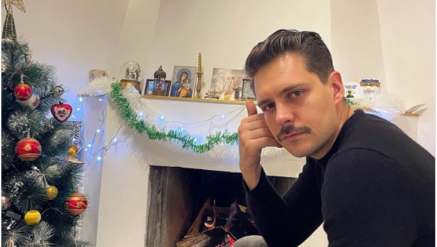 OVO JE BIKOVIĆEV OMILJENI KUTAK! Zavirite u dom poznatog glumca, sam je birao ukrase za jelku, a prizor će vas oduševiti! (FOTO)