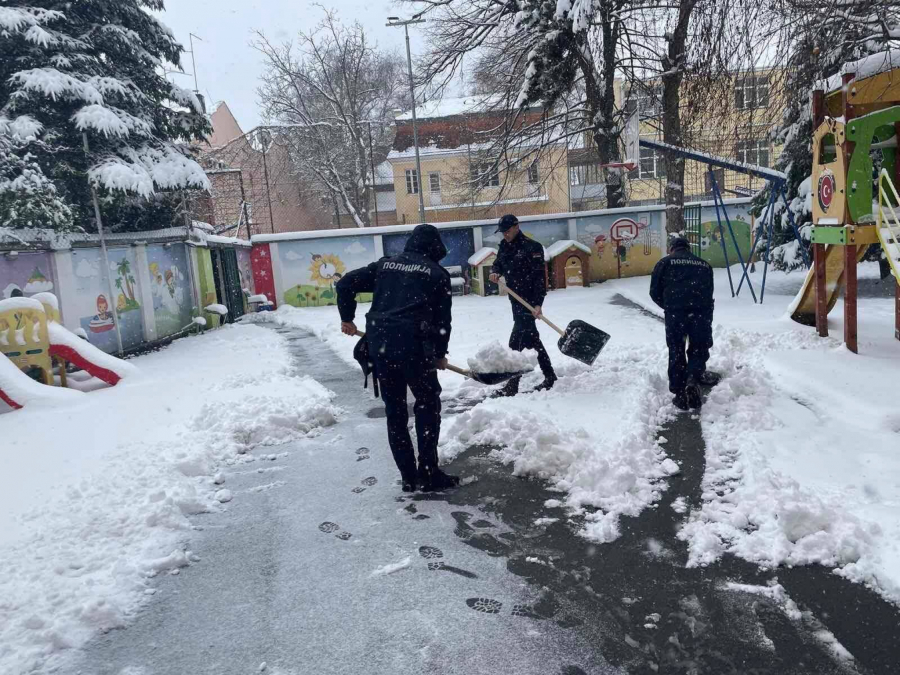 POLICIJA NA NOVOM ZADATKU Velika pomoć građanima Beograda u čišćenju snega