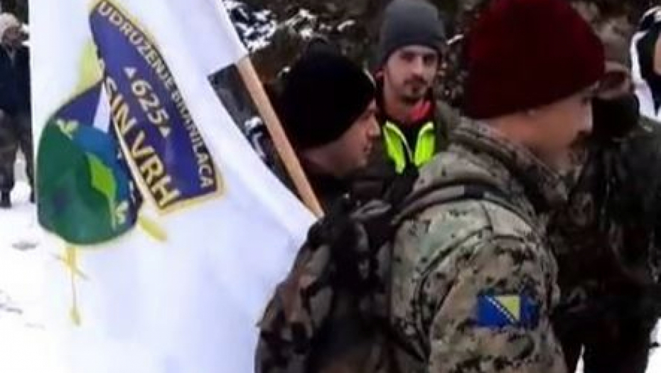 JEZIVE SLIKE IZ BUŽIMA Uznemirujući defile maskiranih Bošnjaka, ratne zastave i povici "Alahu Akbar" (VIDEO)