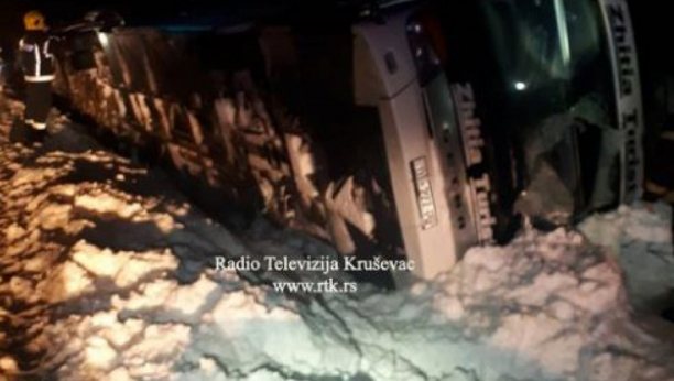 TEŠKA SAOBRAĆAJNA NESREĆA! Prevrnuo se autobus pun putnika kod Kruševca, povređeno 17 osoba