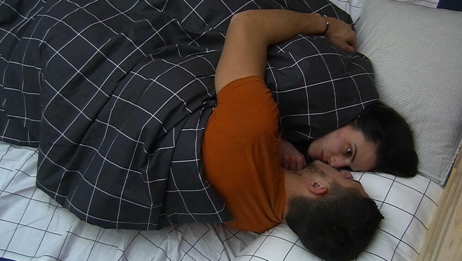 IVAN KRIO OD MISICE DA JE RAZVEDEN I DA IMA DETE! Skandal u rijaliti Baru, mlađi je od nje šest godina, a njegova burna prošlost polako isplivava!