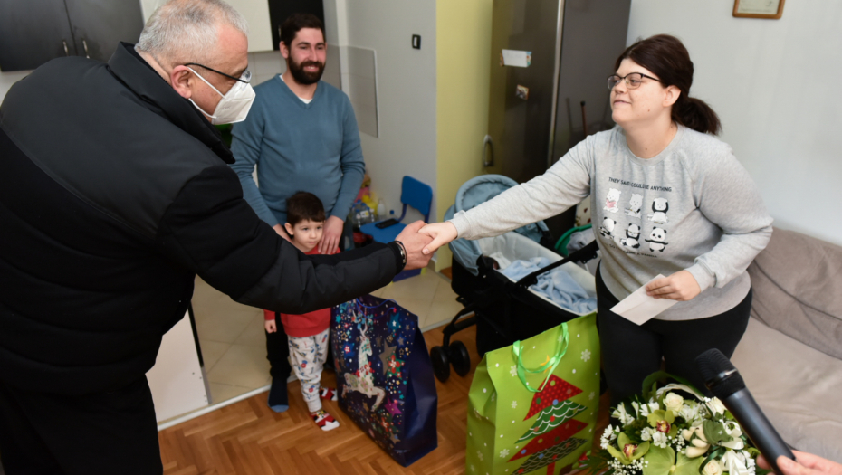 Gradonačelnik Bakić posetio prvu bebu rođenu u 2022. godini u Subotici (FOTO)