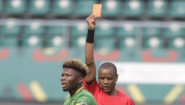 POTPUNI HAOS NA KAN! Sudija dva puta svirao kraj, dao crveni karton bez potrebe, uletelo obezbeđenje! (VIDEO)