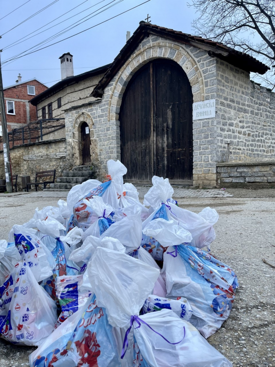 JEDAN POKLON JEDAN DEČIJI OSMEH: Organizatori akcije “Novogidišnji san“ podelili 350 paketića za mališane sa ugroženih područja Kosova i Metohije