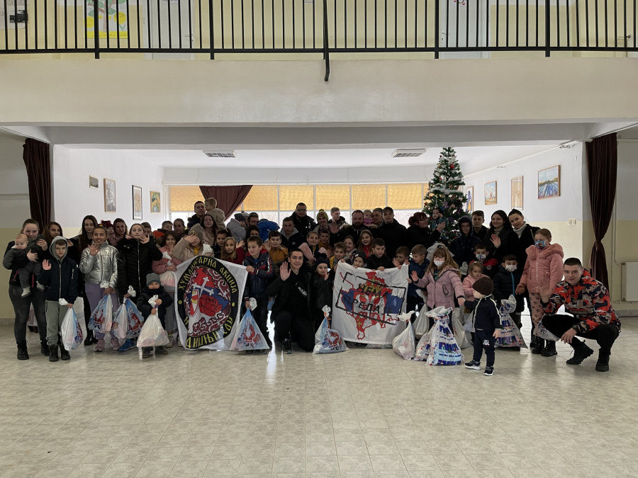 JEDAN POKLON JEDAN DEČIJI OSMEH: Organizatori akcije “Novogidišnji san“ podelili 350 paketića za mališane sa ugroženih područja Kosova i Metohije