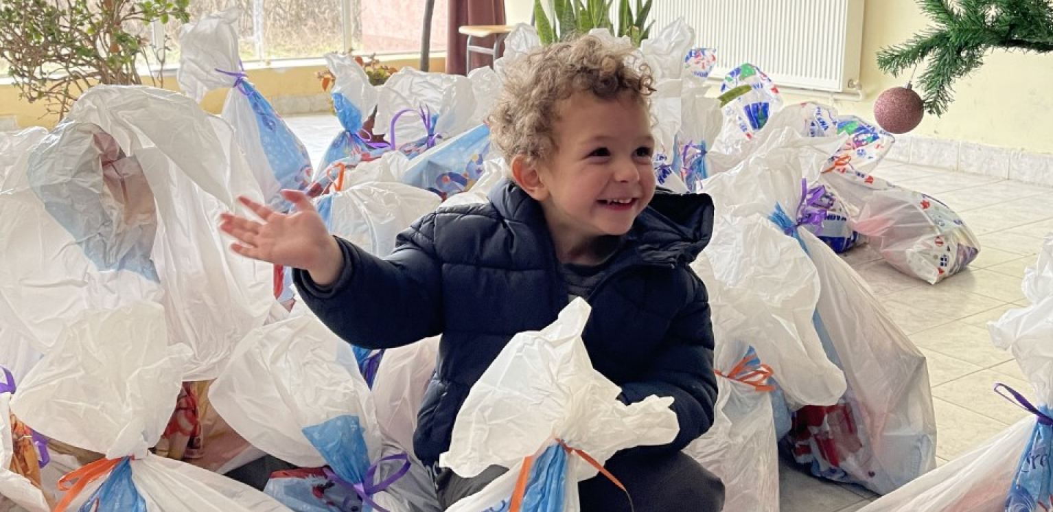 JEDAN POKLON JEDAN DEČIJI OSMEH: Organizatori akcije “Novogidišnji san“ podelili 350 paketića za mališane sa ugroženih područja Kosova i Metohije