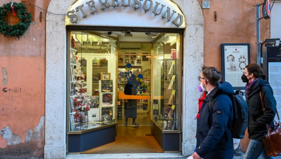 "DOĐI DA SLUŠAMO PLOČE" Kao sav normalan svet, Papa Franja kupuje u maloj muzičkoj prodavnici u Rimu, prolaznici u čudu