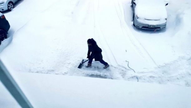 POLITIČAR DOBIO ŠTA JE ZASLUŽIO Objavio fotke supruge kako čisti sneg posle noćne smene u bolnici, javnost ga isprozivala