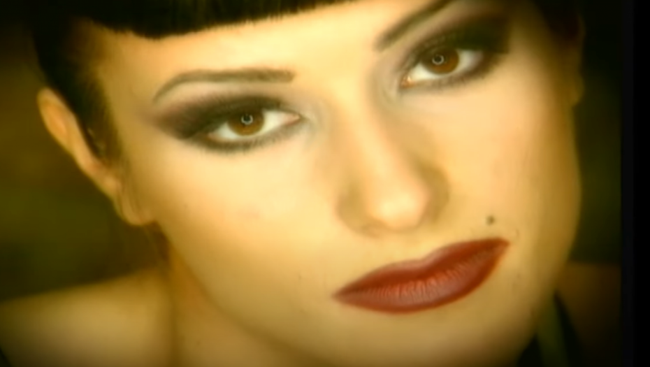 BILA JE ZVEZDA DEVEDESETIH I SVI SU UZDISALI ZA NJOM! Na vrhuncu karijere je nestala sa scene, a evo kako danas izgleda pevačica grupe Duck! (FOTO)