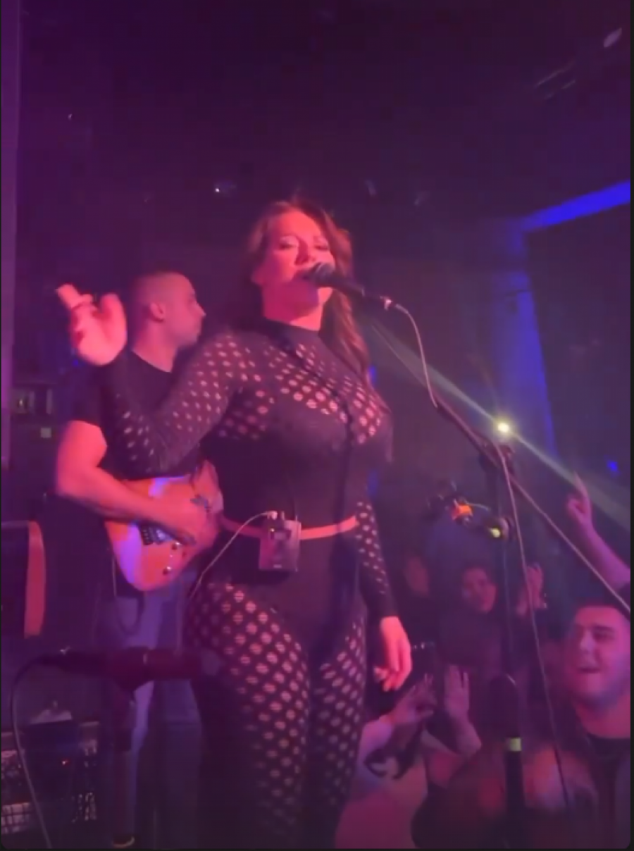 OVAKVU JE DUGO NISMO VIDELI! Seka Aleksić se pojavila golišava na nastupu i zapalila sve prisutne svojim brutalnim stajlingom! (FOTO)