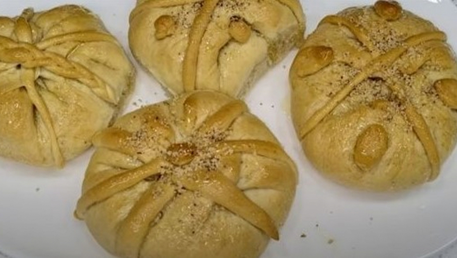 SUTRA NA TRPEZI TREBA DA SE NAĐE OBREDNI KOLAČ Zamesite Vasilicu za sreću, a ovi ukrasi su ključ napredka