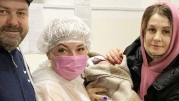 ČUDO NA PRAVOSLAVNI BOŽIĆ Tinejdžeri pronašli bebu ostavljena u kutiji za jaja, koja je preživela na minus 20, za majkom se traga