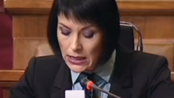 NEVIĐENA TRANSFORMACIJA! Pamtimo je kao voditeljku koja je pala u nesvest pred kamerama, bila u Skupštini, a evo kako sada izgleda! (FOTO)