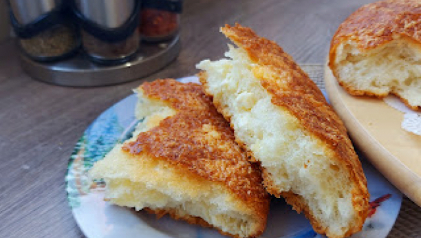 MEKANA, DA NE MOŽE BITI MEKŠA Pogača punjena sirom, prava harmonija ukusa (VIDEO)