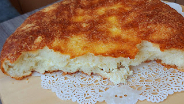 MEKANA, DA NE MOŽE BITI MEKŠA Pogača punjena sirom, prava harmonija ukusa (VIDEO)