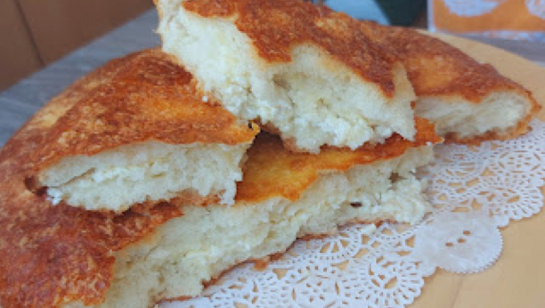 MEKANA, DA NE MOŽE BITI MEKŠA Pogača punjena sirom, prava harmonija ukusa (VIDEO)