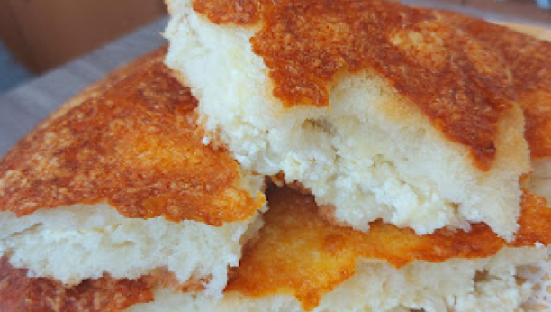 MEKANA, DA NE MOŽE BITI MEKŠA Pogača punjena sirom, prava harmonija ukusa (VIDEO)