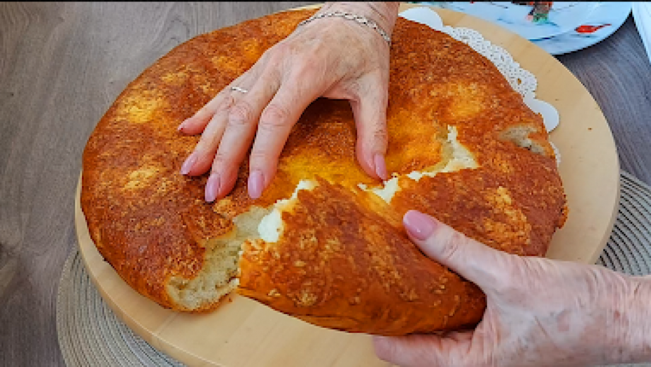 MEKANA, DA NE MOŽE BITI MEKŠA Pogača punjena sirom, prava harmonija ukusa (VIDEO)