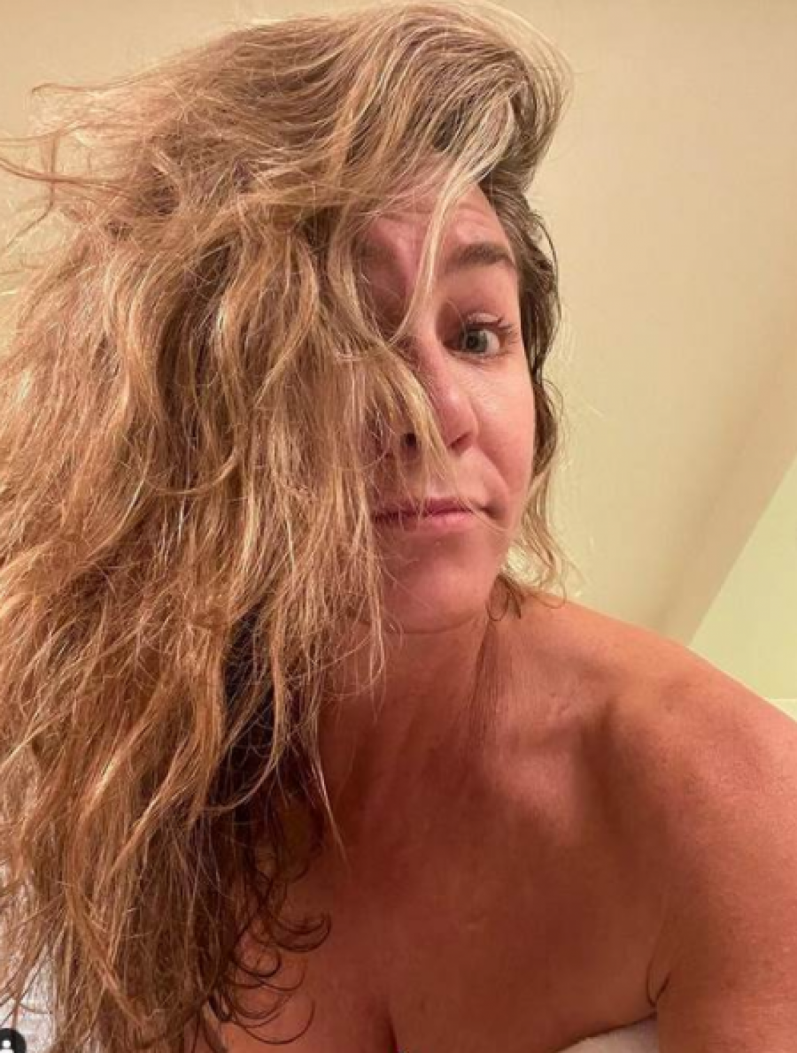 NI NALIK ŽENI SA CRVENOG TEPIHA! Dženifer Aniston pozirala u peškiriću bez trunke šminke, komentari pljušte (FOTO)