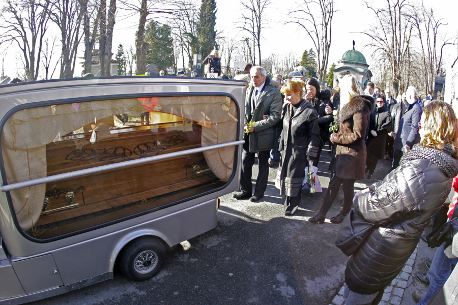 ČETIRI GODINE OD UBISTVA Predsednik Vučić zapalio sveću za Olivera Ivanovića (VIDEO)