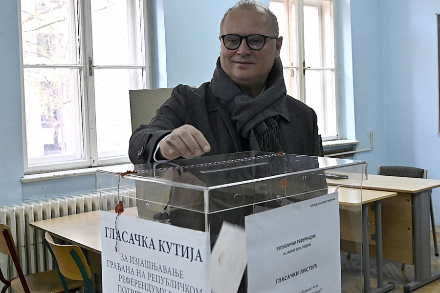 ZATVORENA BIRAČKA MESTA: Referendum u Srbiji - Večeras preliminarni rezultati (FOTO/VIDEO)