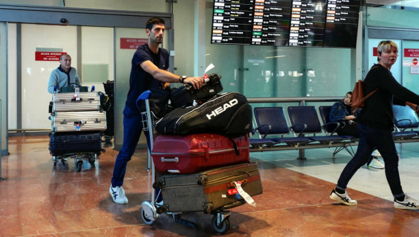 POJAVILA SE FOTOGRAFIJA SA AERODROMA! Đoković čeka let i odlazi iz Australije! (FOTO)