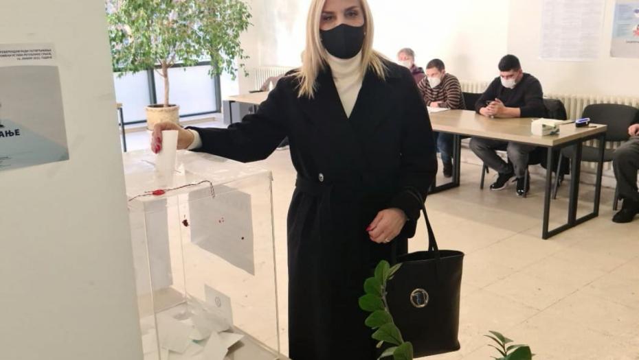 MINISTARKA PRAVDE MAJA POPOVIĆ GLASALA I IZJAVILA: Referendum je podrška ustavnim promenama i vladavini prava