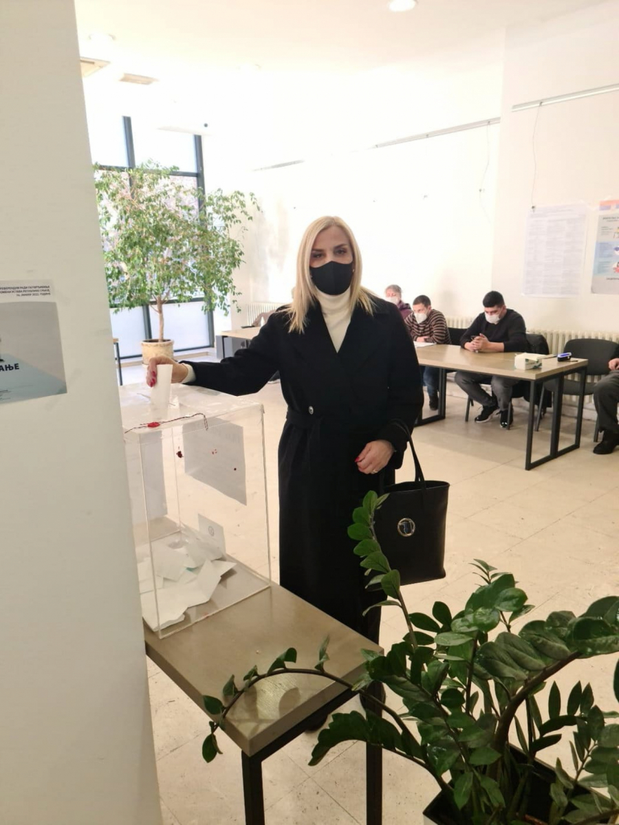 ZATVORENA BIRAČKA MESTA: Referendum u Srbiji - Večeras preliminarni rezultati (FOTO/VIDEO)