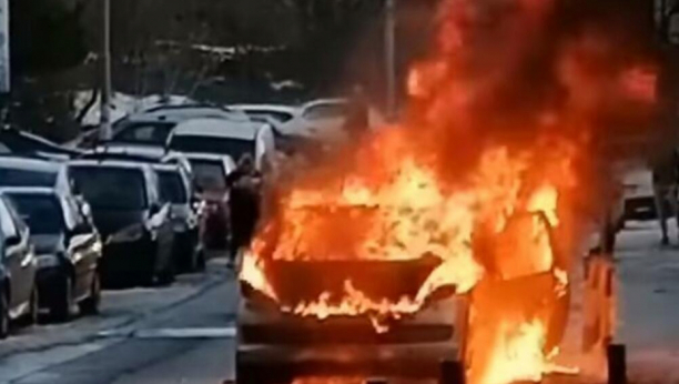 GORI PEŽO NA MILJAKOVCU Zapalio se usred vožnje! (VIDEO)