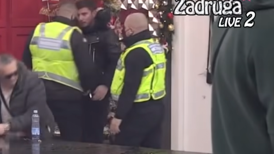 ISPLIVAO UZNEMIRAVAJUĆI SNIMAK Mihić se raspravlja sa obezbeđenjem što su ga bacili niz stepenice (VIDEO)